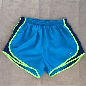 NIKE WOMENS DRY FIT SHORTS - Med